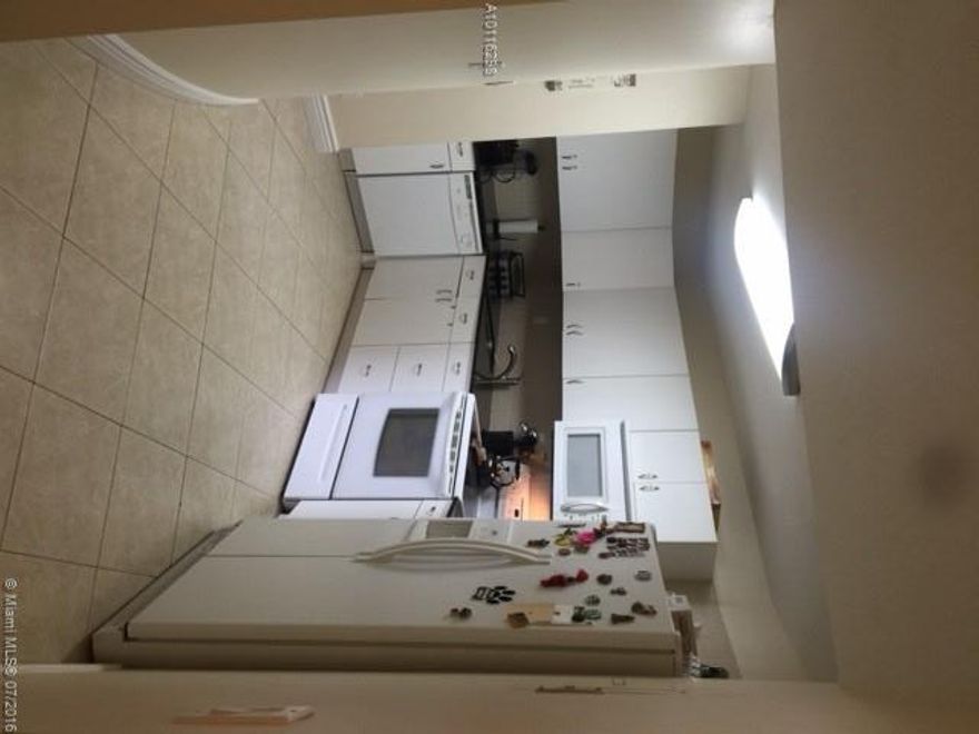 Excellent location, extraordinary 1 bedroom, 1.5 bathroom. Very spacious apartment, perfect for living or vacation in south florida, buiding has beautiful views of the famous intracoastal. Really good size of master bedroom and huge wak-in closet. Located minutes from de beach, shopping, gulfstream racetrack, casinos and airport. Won't last, great rental.