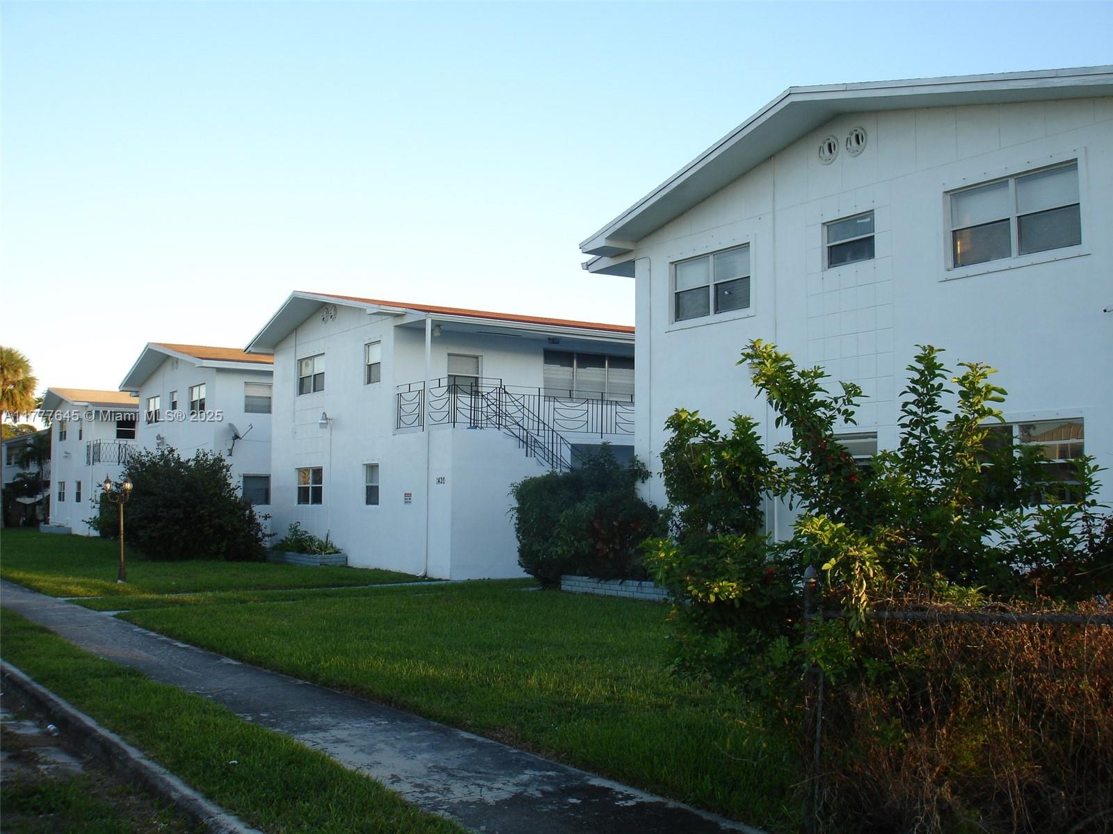 Great residential location in the city of North Miami Beach. two story fourplex compose of 3 large one bedroom units that include an additional den space and 1 large two bedroom unit. Located near major highways like the 163rd St causeway and Biscayne Blvd. Also near lots of shopping, restaurants and entertainment.
