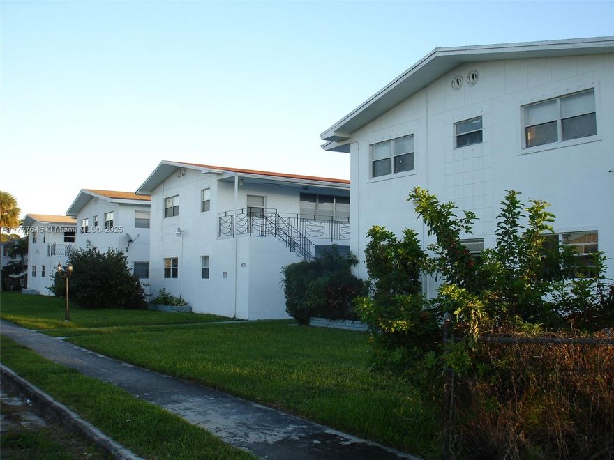 Great residential location in the city of North Miami Beach. two story fourplex compose of 3 large one bedroom units that include an additional den space and 1 large two bedroom unit. Located near major highways like the 163rd St causeway and Biscayne Blvd. Also near lots of shopping, restaurants and entertainment.