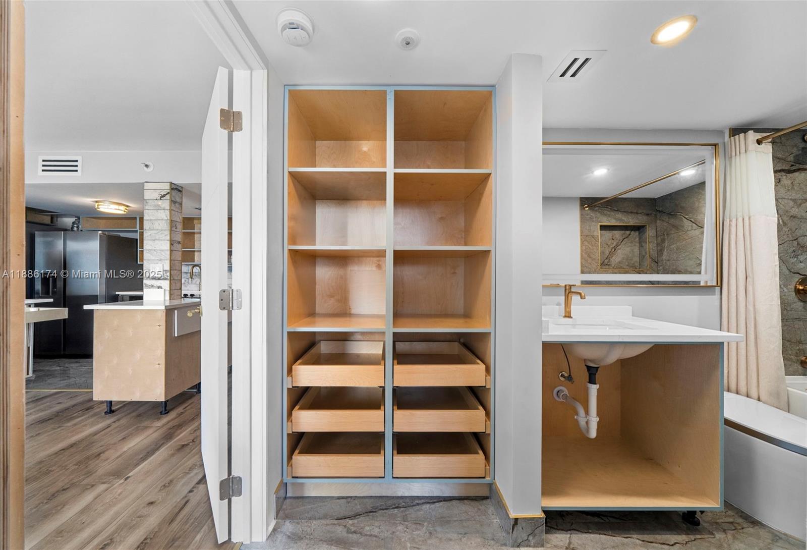 ISOLA CONDO - Residential