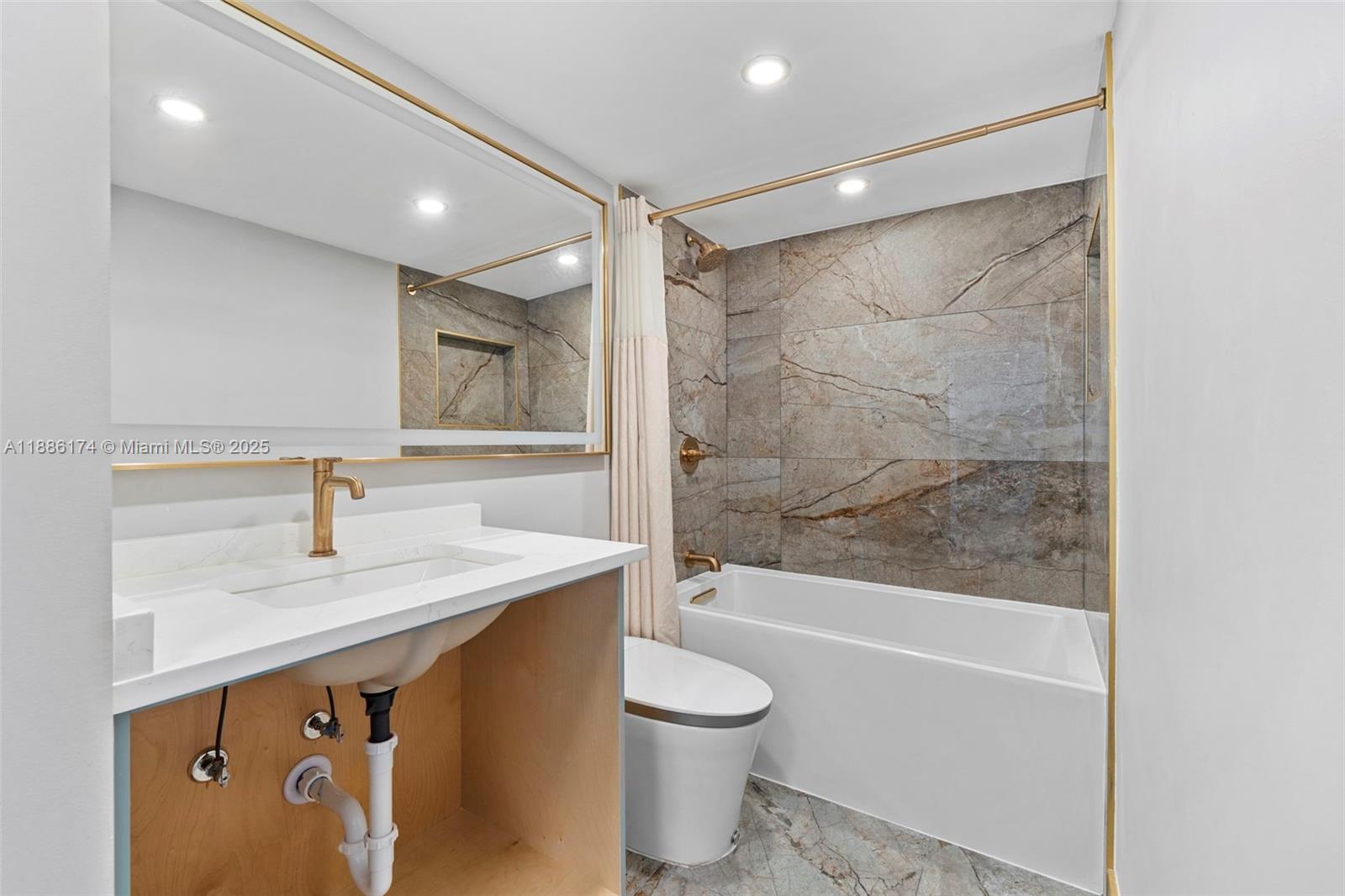 ISOLA CONDO - Residential