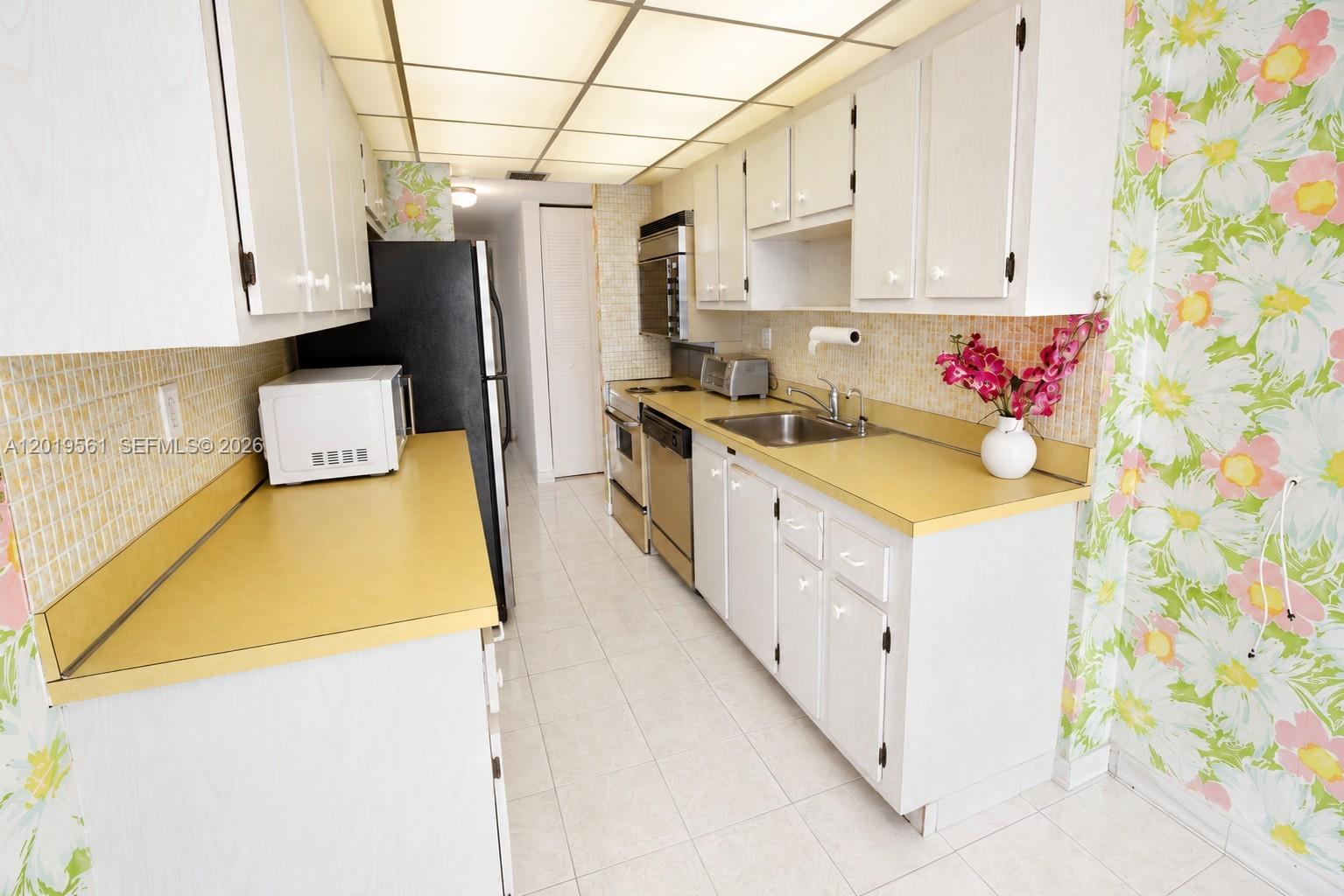 WINSTON TOWERS 300 CONDO - Residential