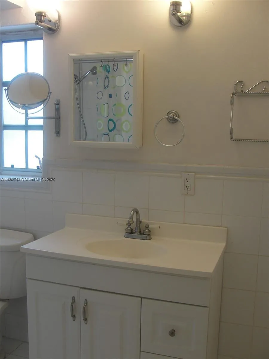 Coral Gables, Florida 33146, United States, 1 Bedroom Bedrooms, ,1 BathroomBathrooms,Residential,Pending,107359