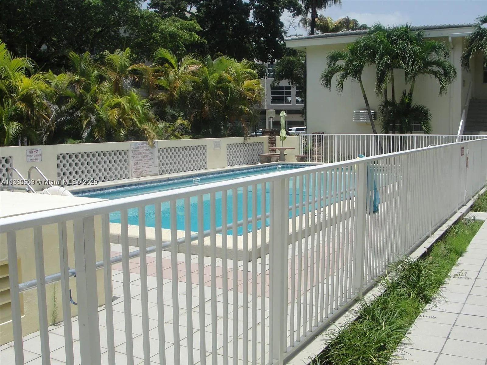 Coral Gables, Florida 33146, United States, 1 Bedroom Bedrooms, ,1 BathroomBathrooms,Residential,Pending,107359