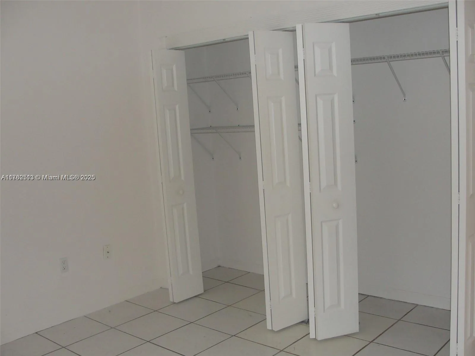 Coral Gables, Florida 33146, United States, 1 Bedroom Bedrooms, ,1 BathroomBathrooms,Residential,Pending,107359