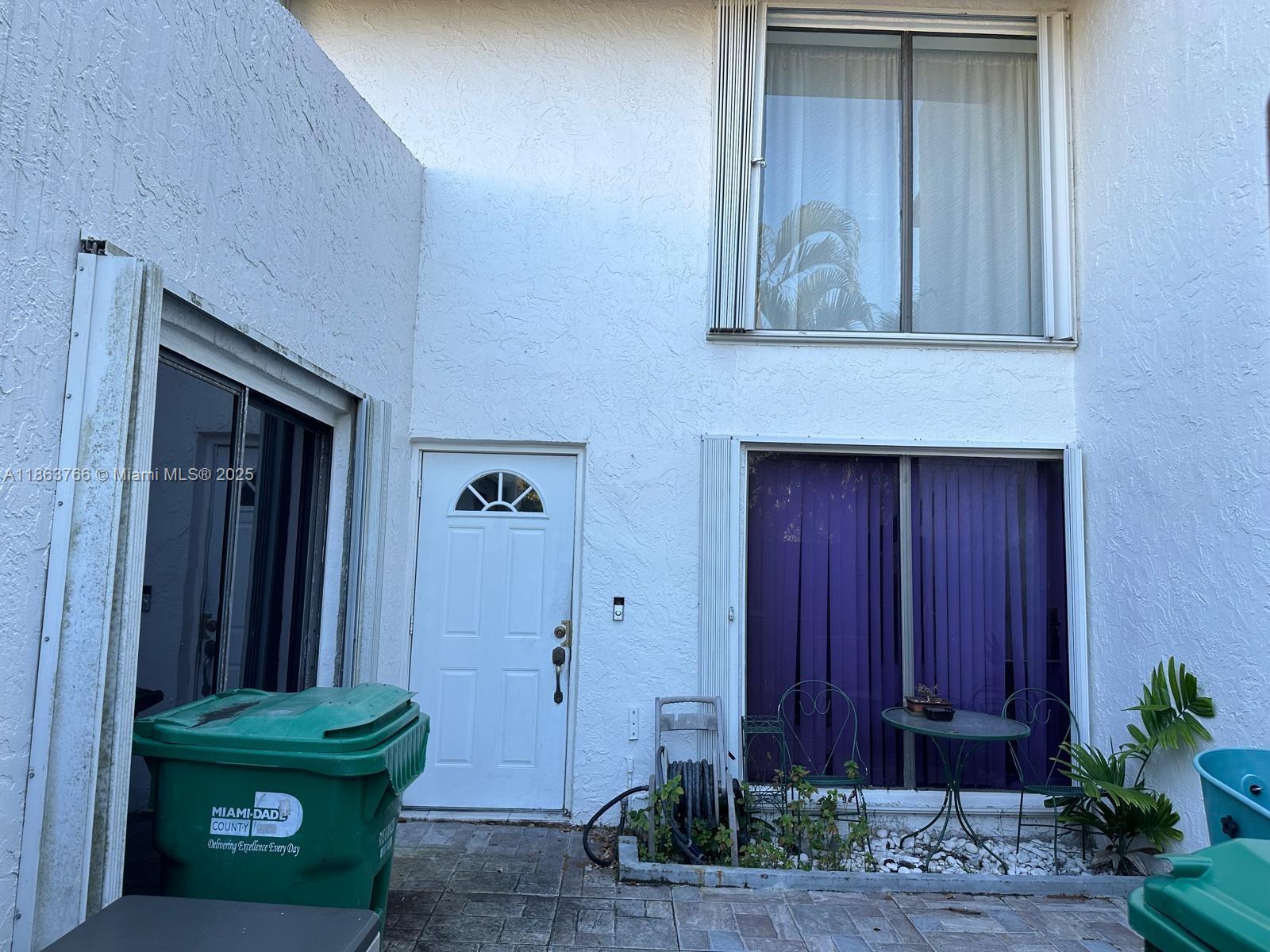 SNAPPER CREEK TOWNHOUSES - Residential