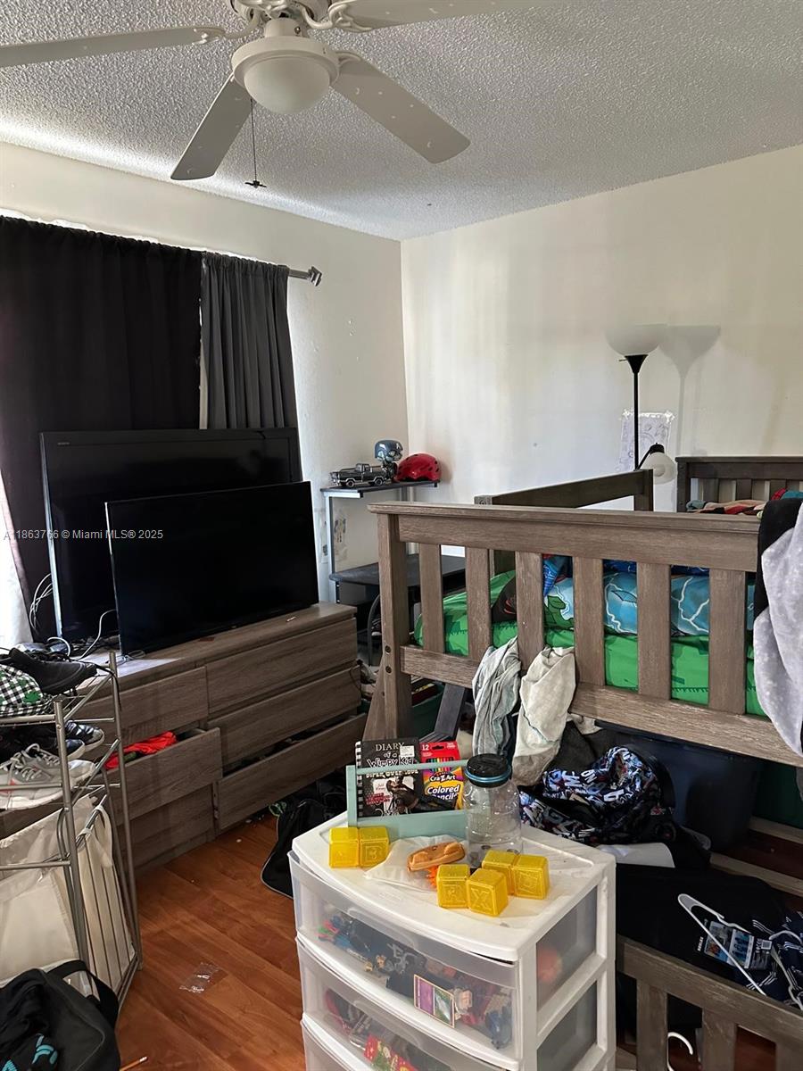 SNAPPER CREEK TOWNHOUSES - Residential