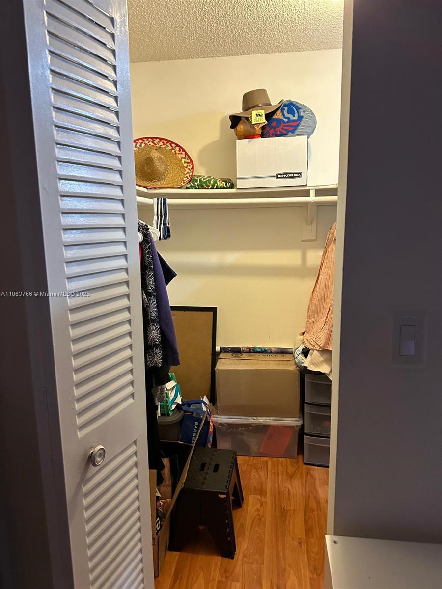 SNAPPER CREEK TOWNHOUSES - Residential