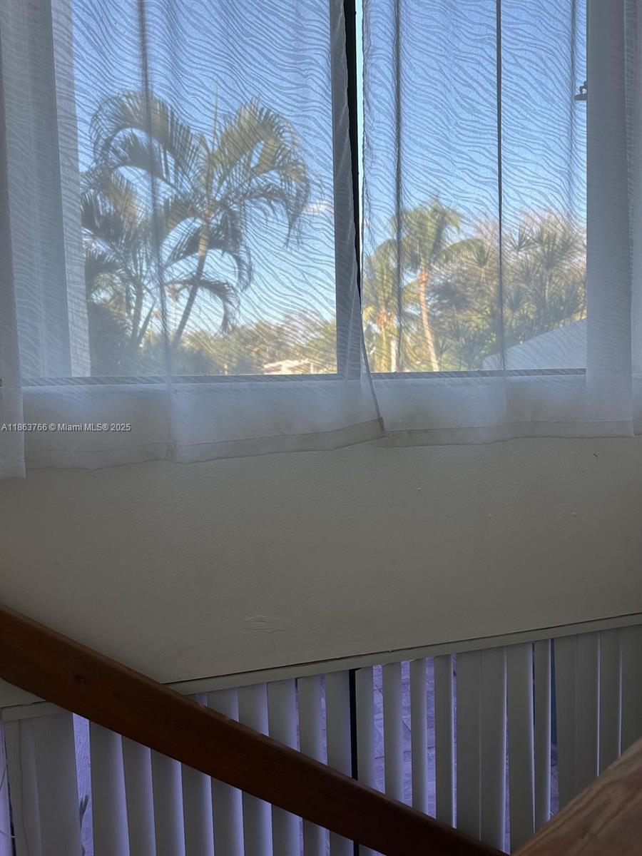 SNAPPER CREEK TOWNHOUSES - Residential