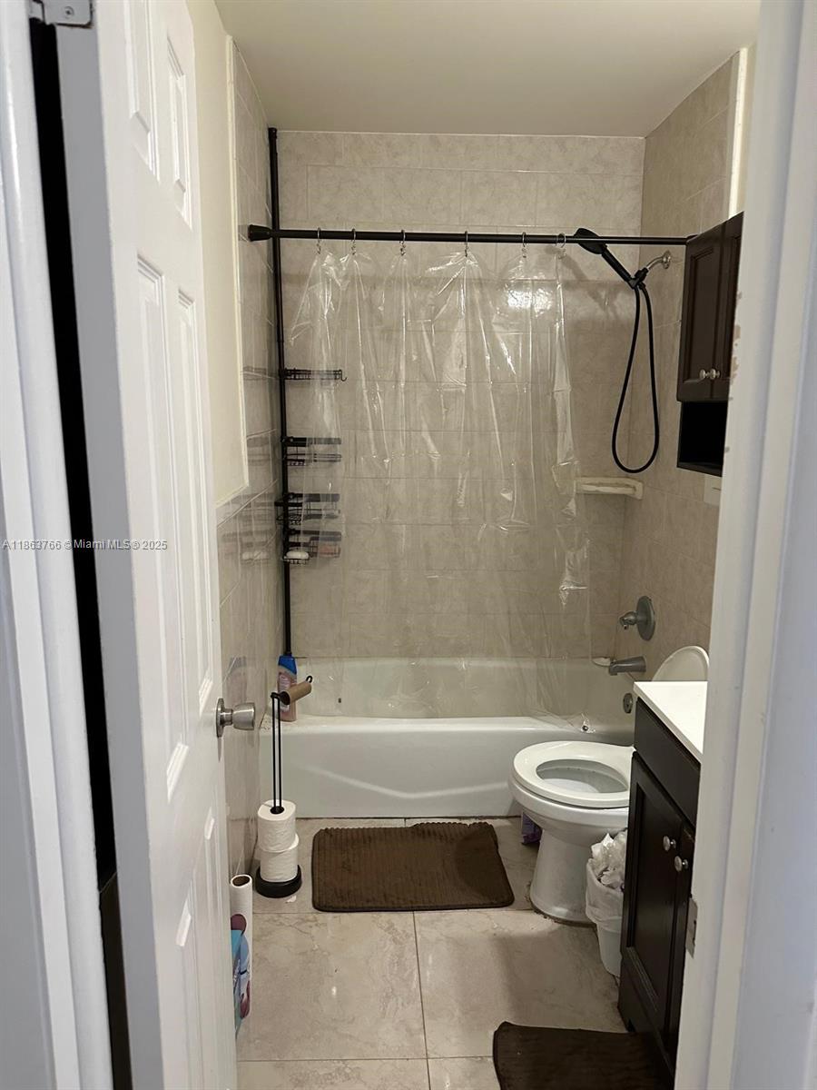 SNAPPER CREEK TOWNHOUSES - Residential