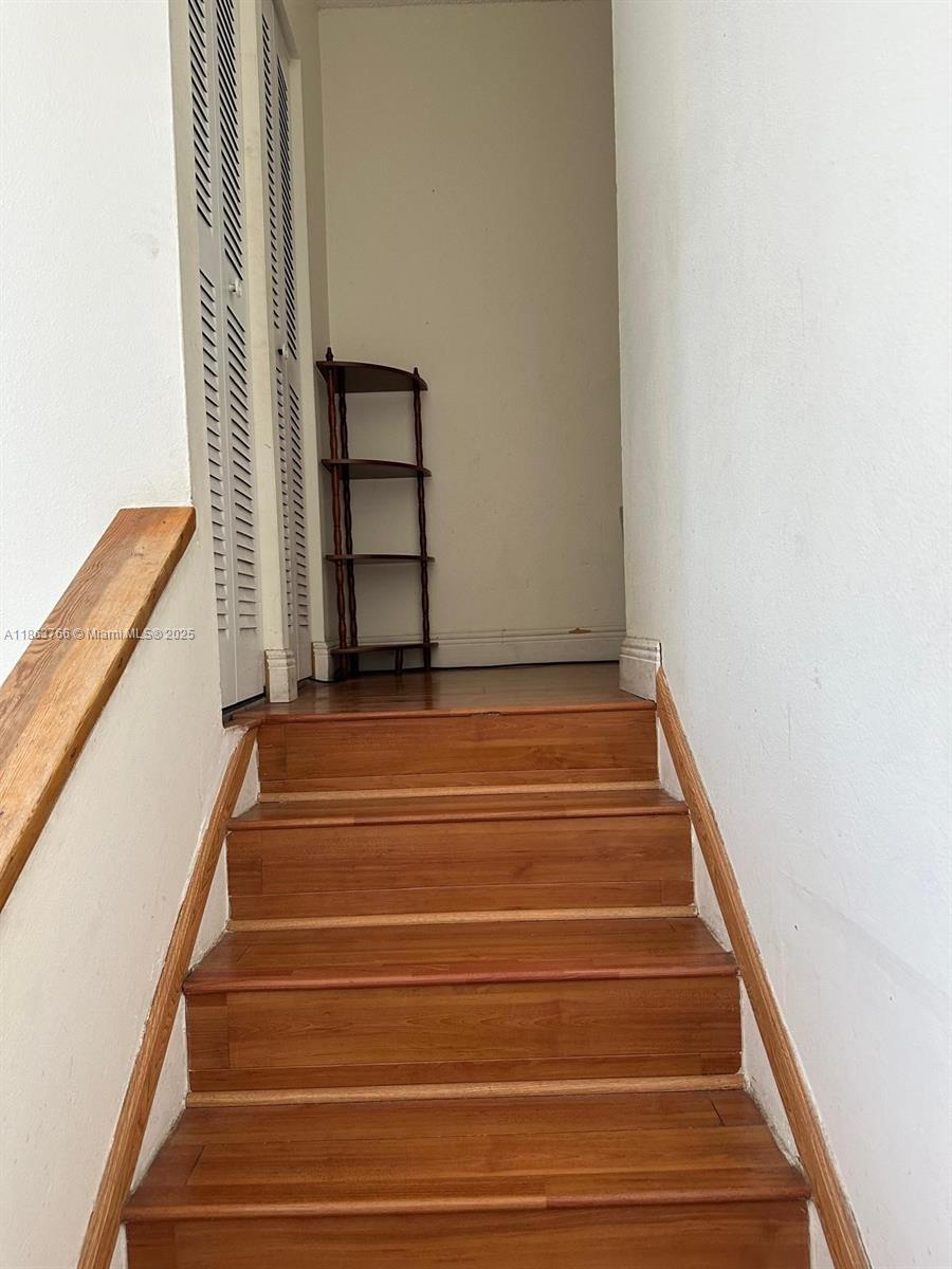 SNAPPER CREEK TOWNHOUSES - Residential