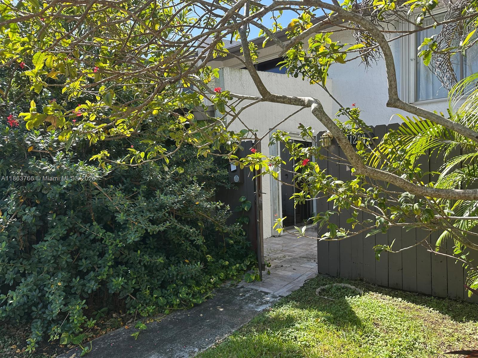 SNAPPER CREEK TOWNHOUSES - Residential