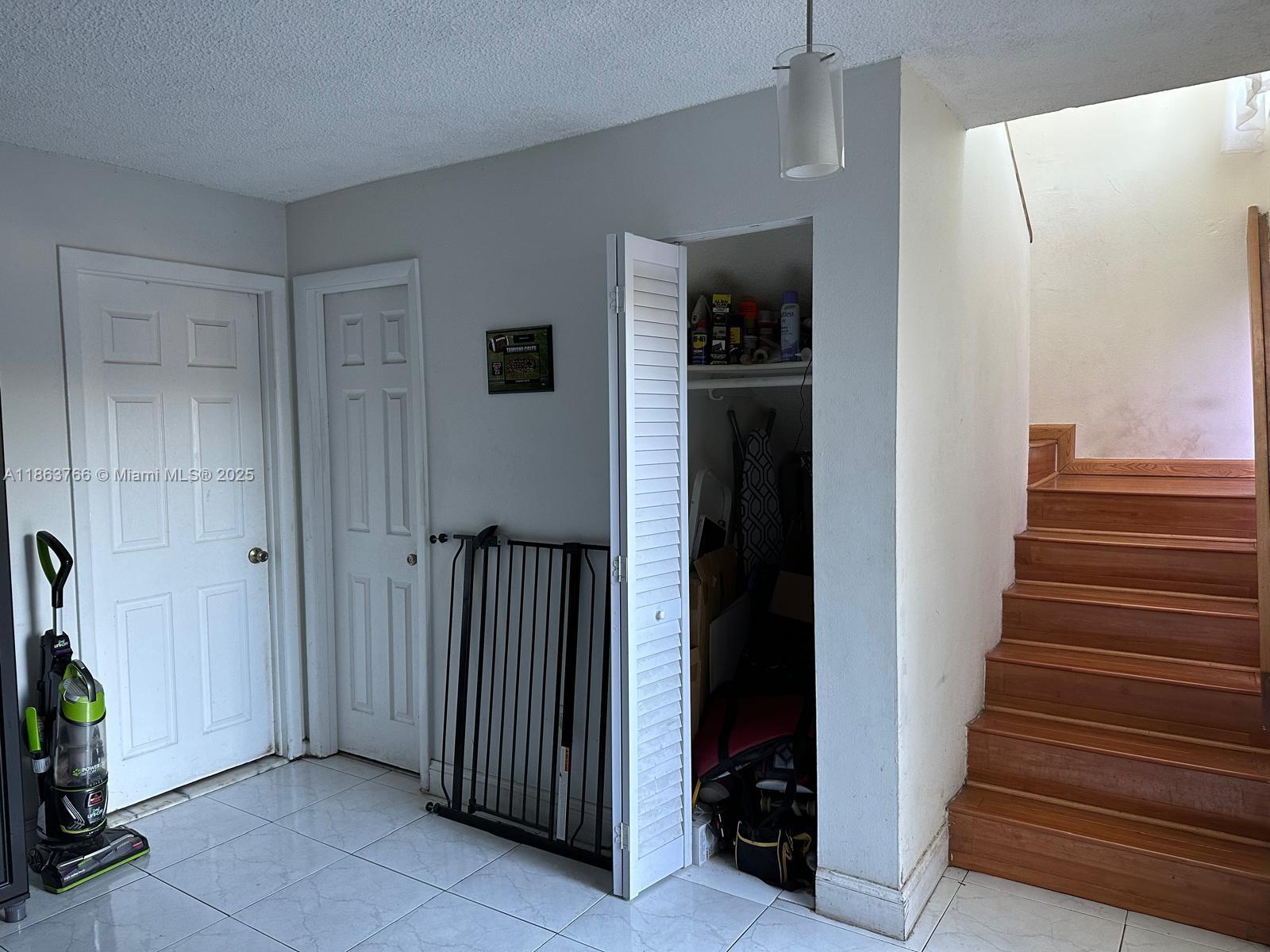 SNAPPER CREEK TOWNHOUSES - Residential