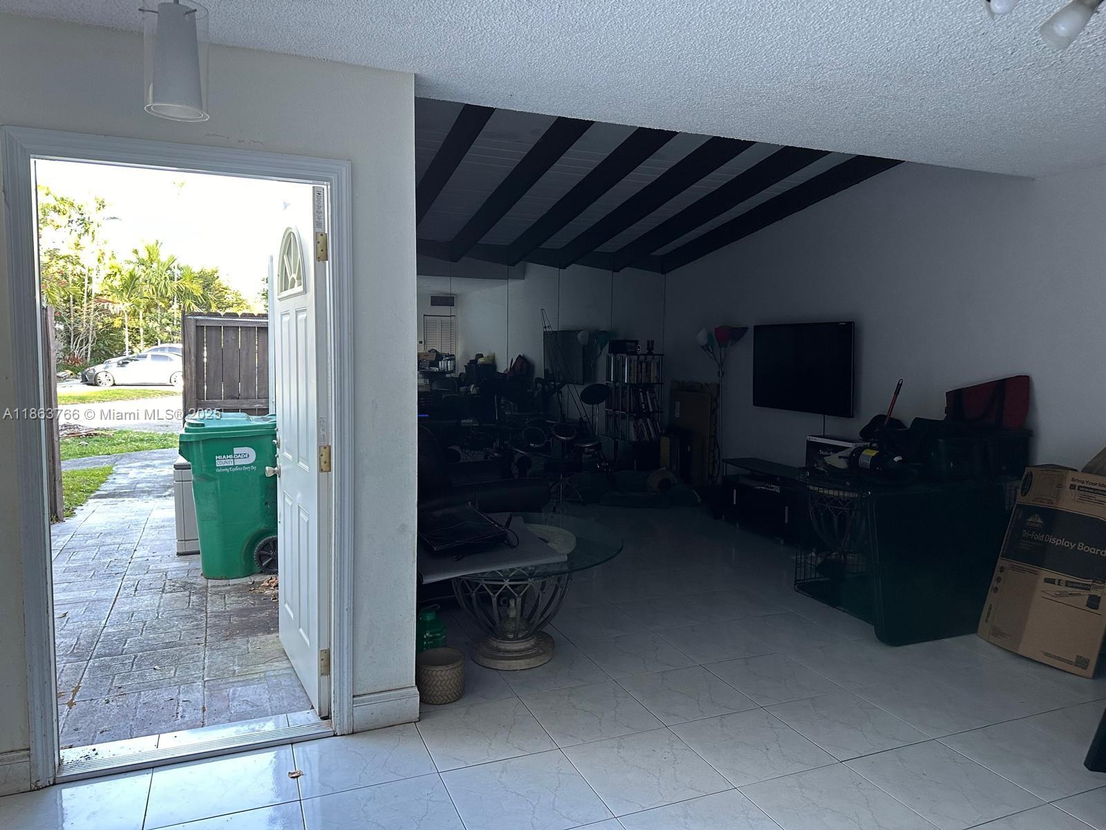 SNAPPER CREEK TOWNHOUSES - Residential