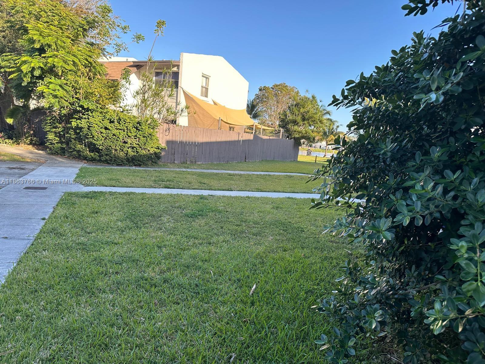 SNAPPER CREEK TOWNHOUSES - Residential