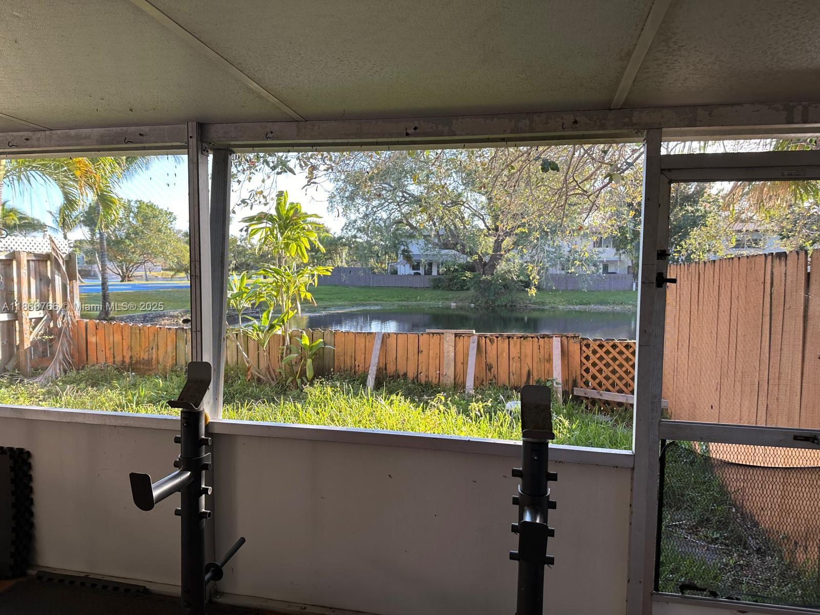 SNAPPER CREEK TOWNHOUSES - Residential