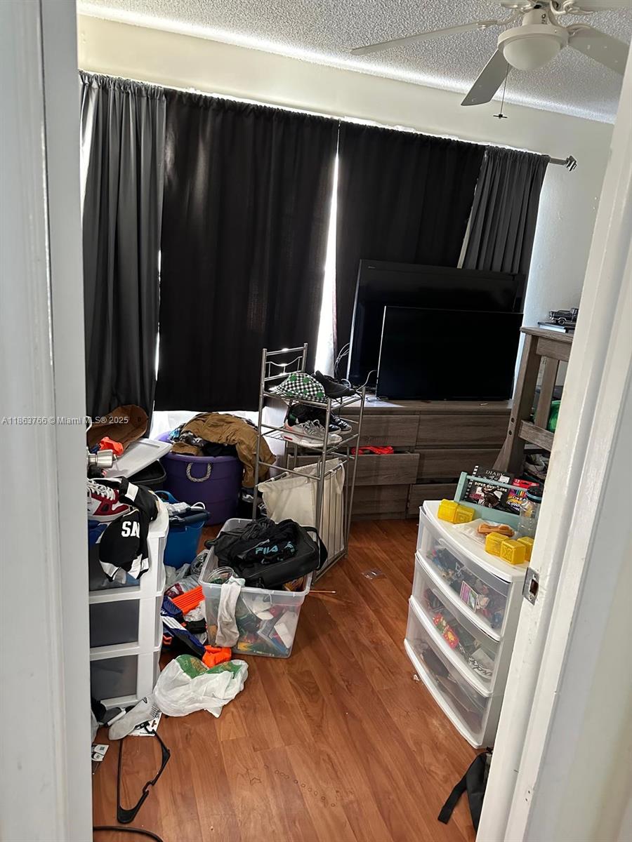 SNAPPER CREEK TOWNHOUSES - Residential