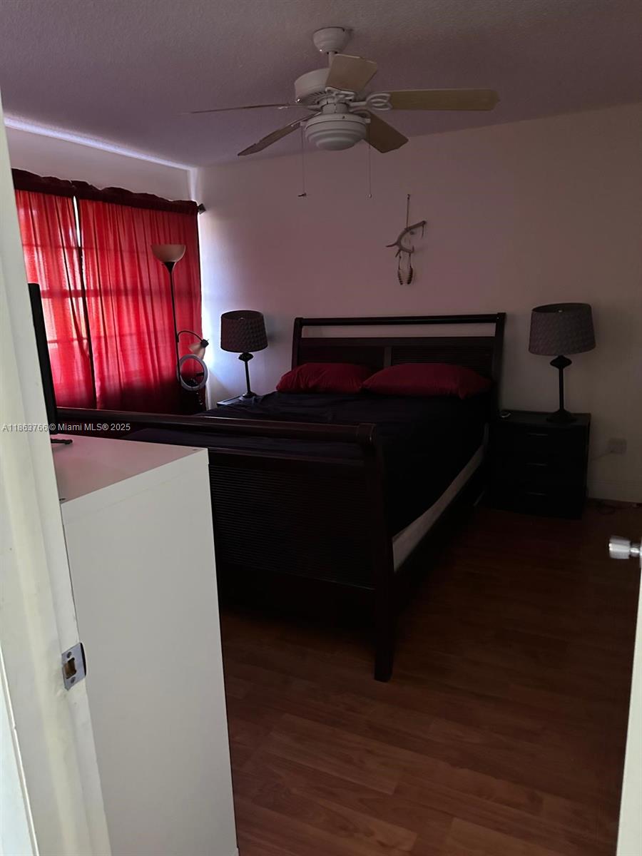 SNAPPER CREEK TOWNHOUSES - Residential