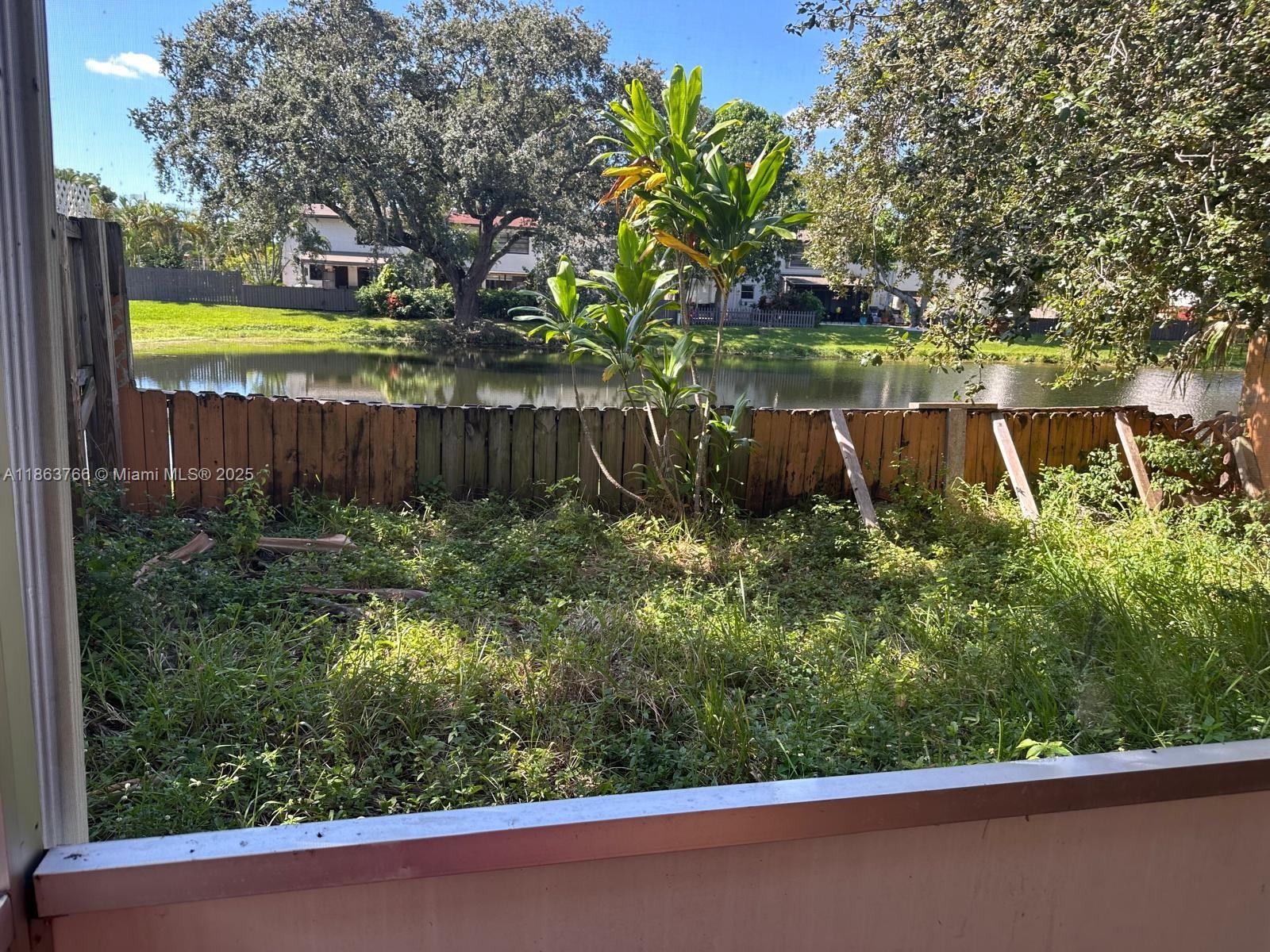 SNAPPER CREEK TOWNHOUSES - Residential