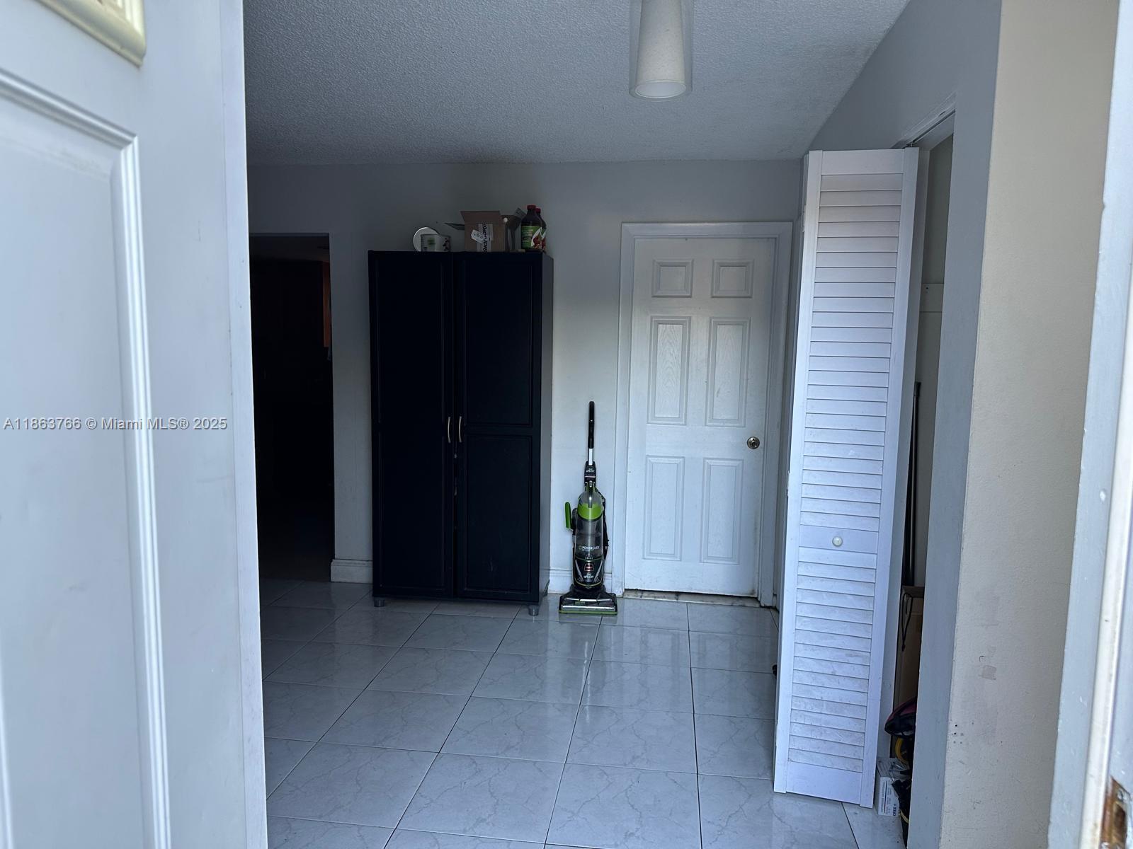 SNAPPER CREEK TOWNHOUSES - Residential