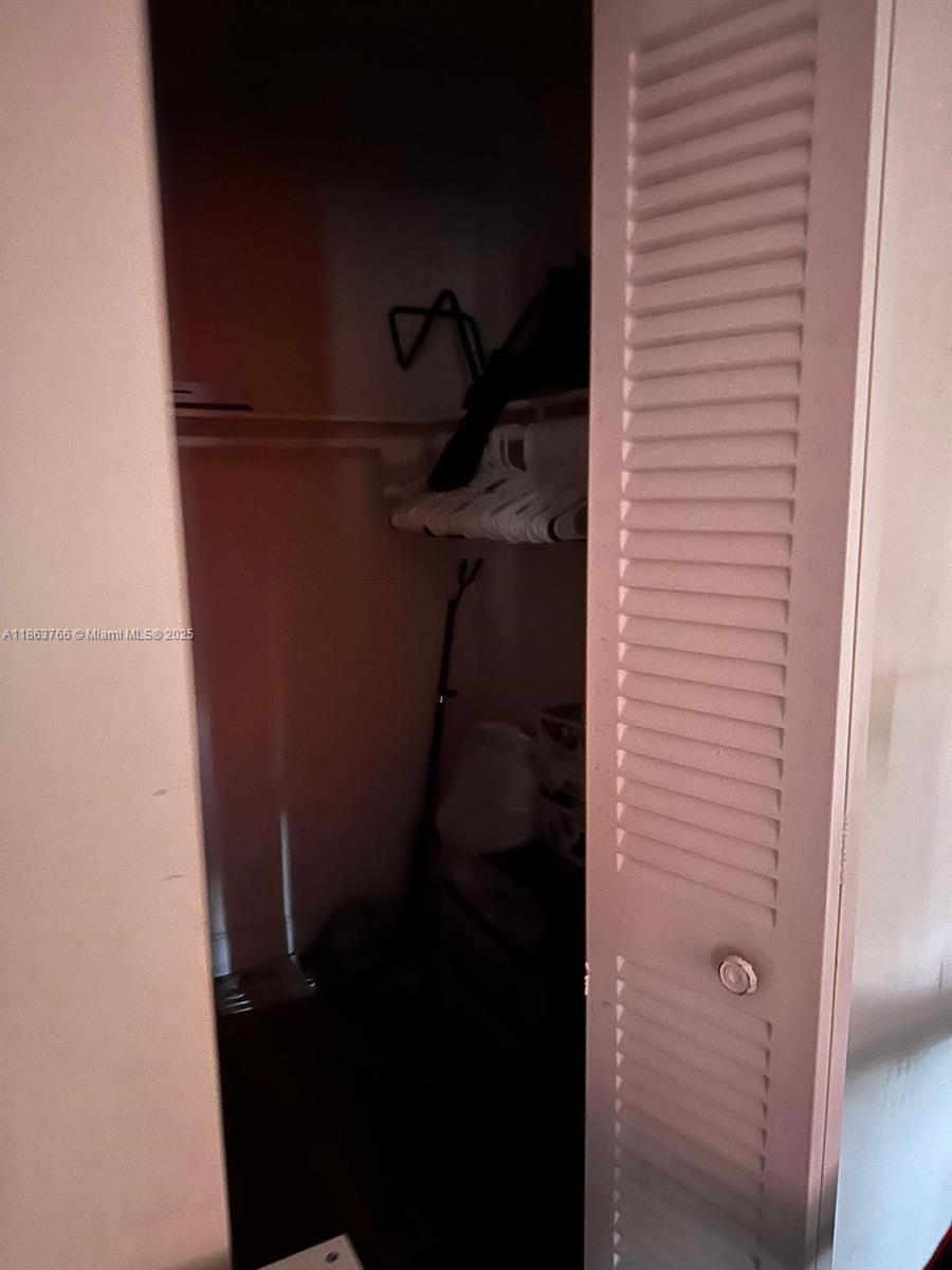 SNAPPER CREEK TOWNHOUSES - Residential