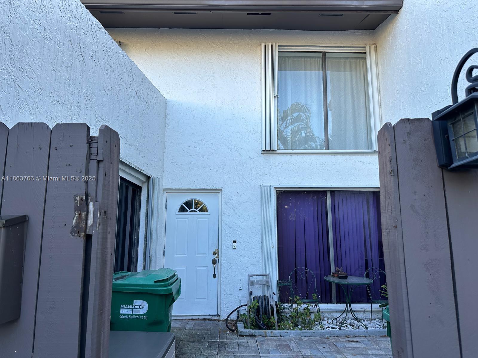 SNAPPER CREEK TOWNHOUSES - Residential