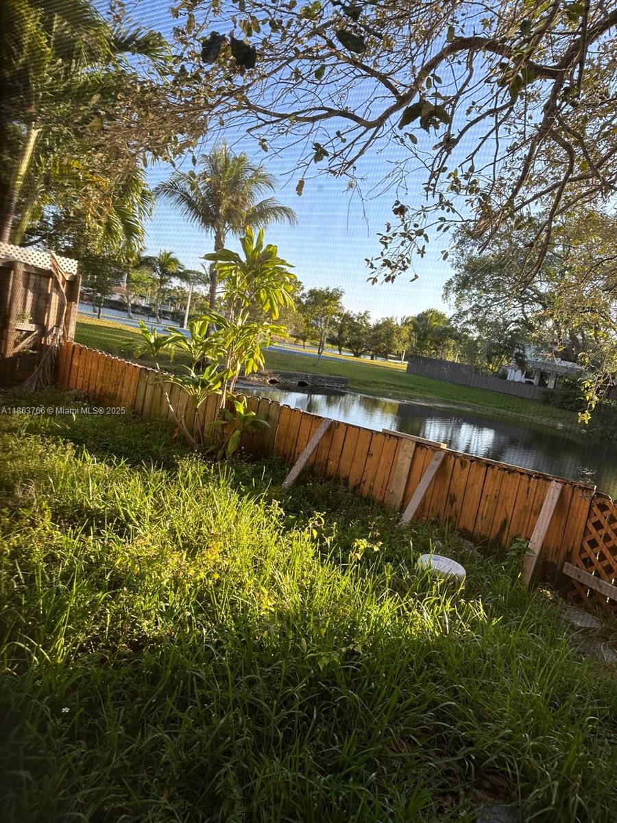 SNAPPER CREEK TOWNHOUSES - Residential