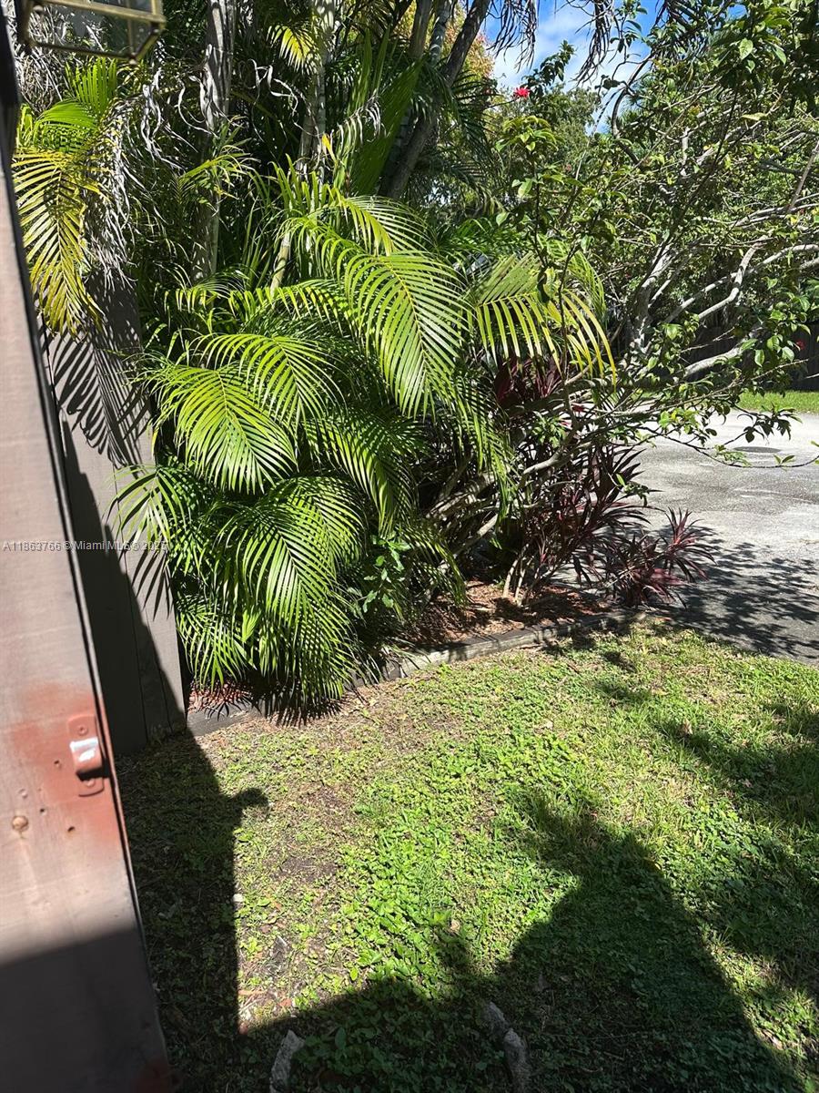 SNAPPER CREEK TOWNHOUSES - Residential