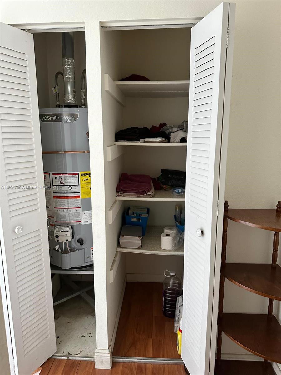 SNAPPER CREEK TOWNHOUSES - Residential