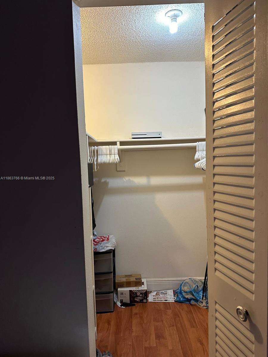 SNAPPER CREEK TOWNHOUSES - Residential