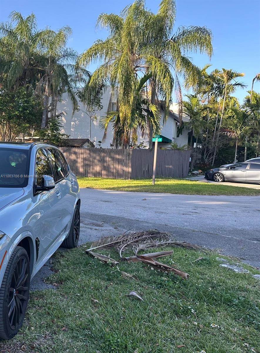 SNAPPER CREEK TOWNHOUSES - Residential