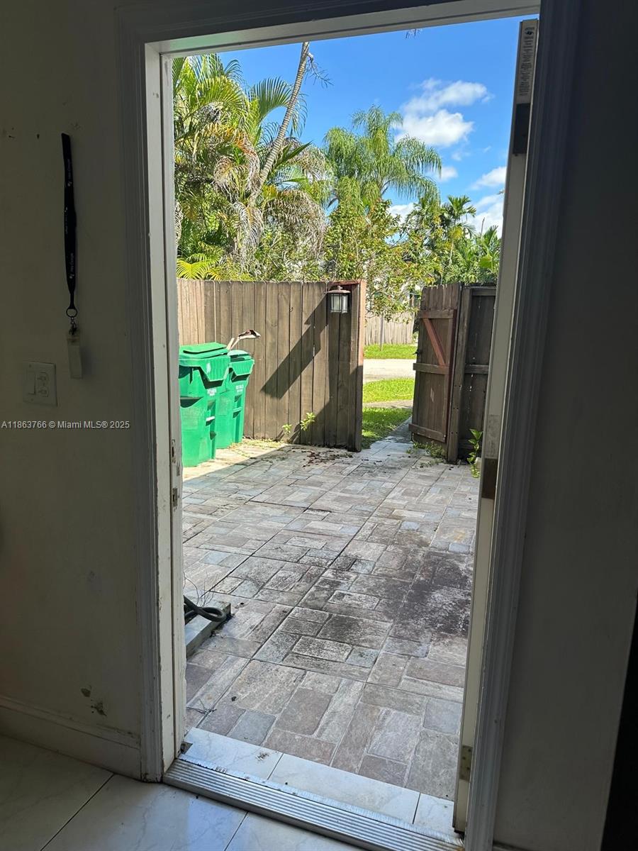 SNAPPER CREEK TOWNHOUSES - Residential