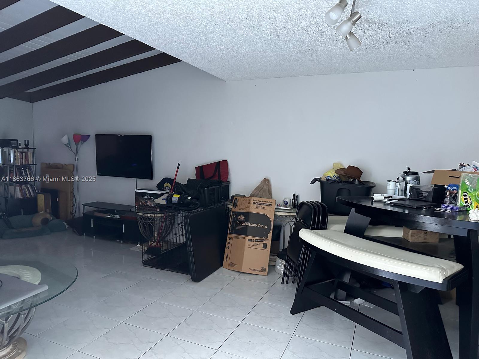 SNAPPER CREEK TOWNHOUSES - Residential