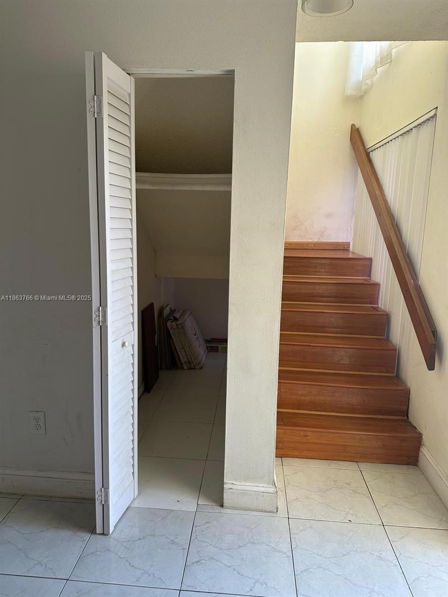 SNAPPER CREEK TOWNHOUSES - Residential