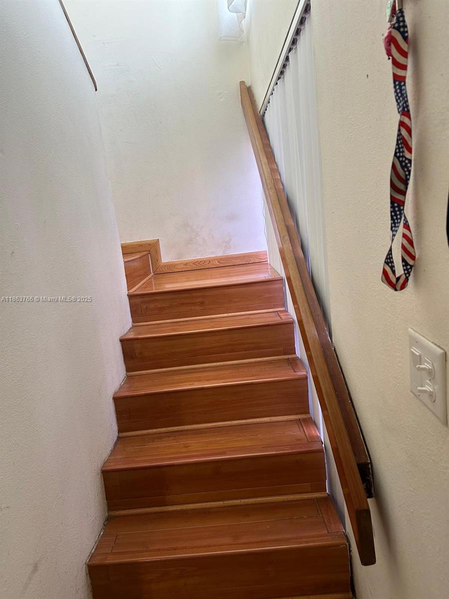 SNAPPER CREEK TOWNHOUSES - Residential