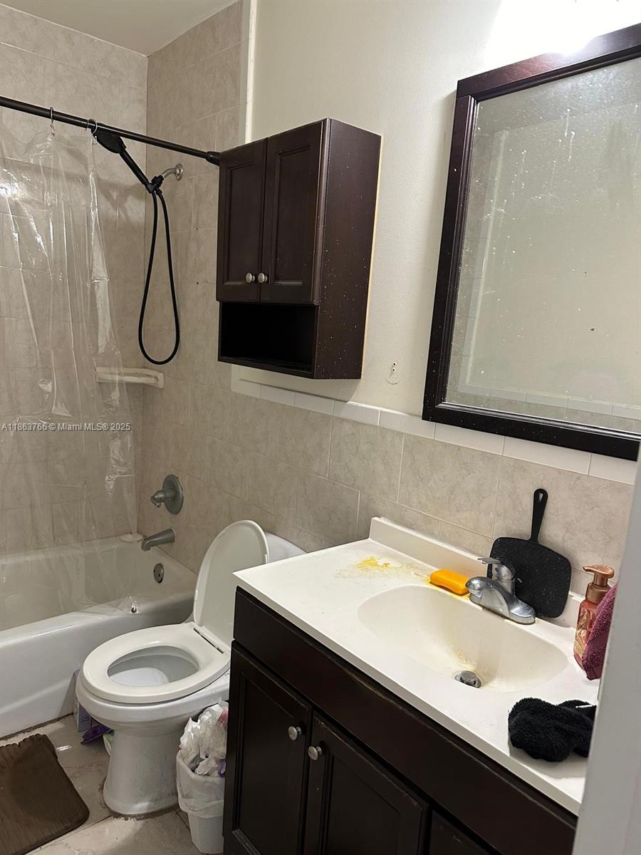 SNAPPER CREEK TOWNHOUSES - Residential