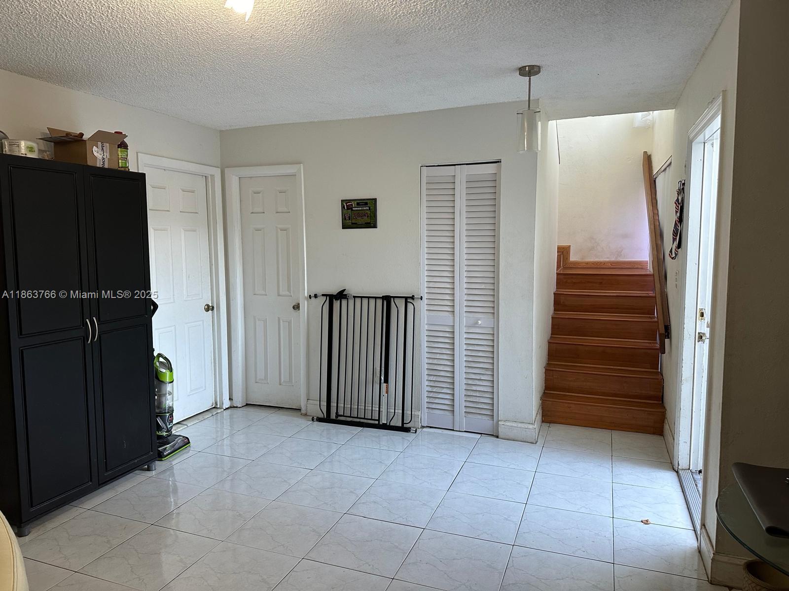 SNAPPER CREEK TOWNHOUSES - Residential