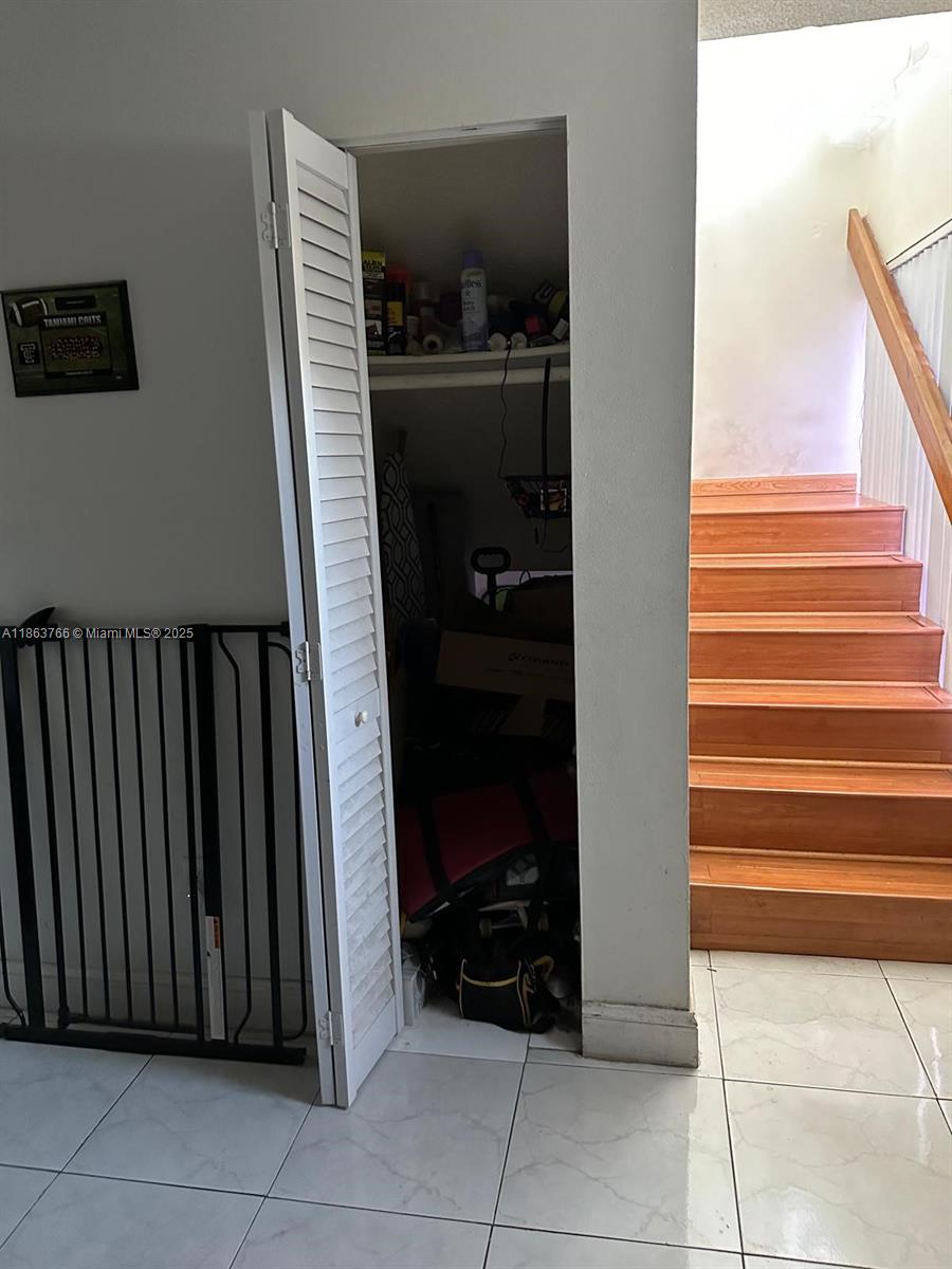 SNAPPER CREEK TOWNHOUSES - Residential