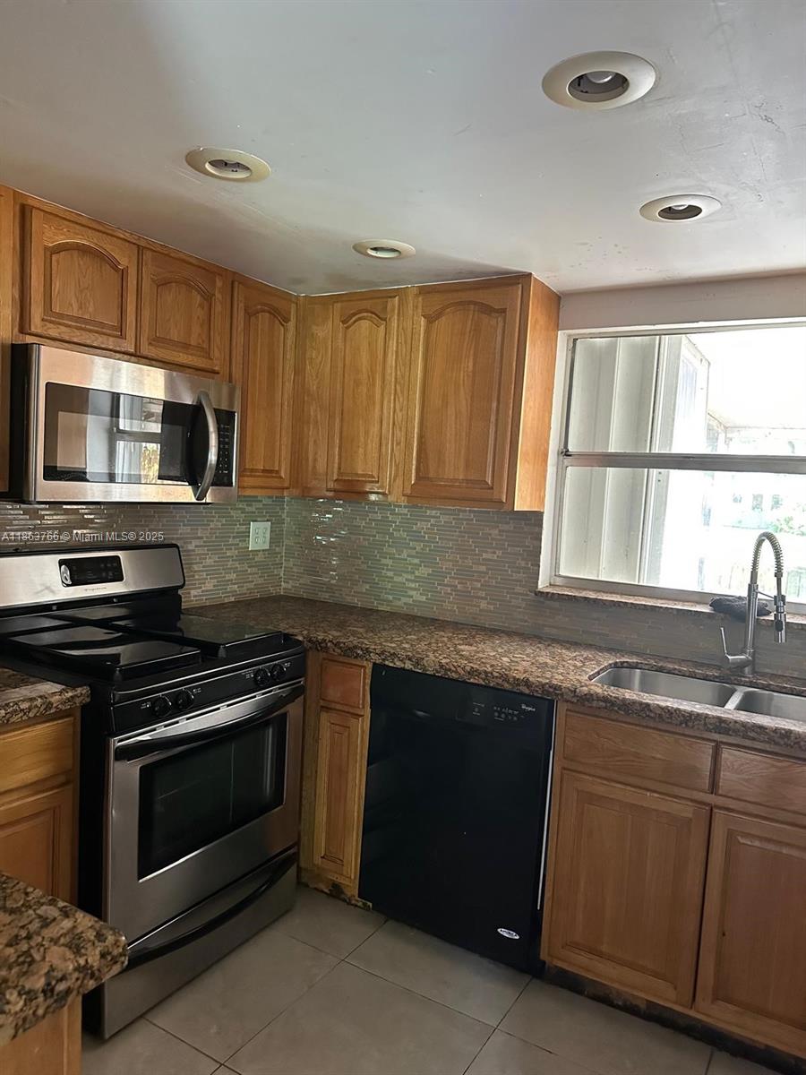 SNAPPER CREEK TOWNHOUSES - Residential