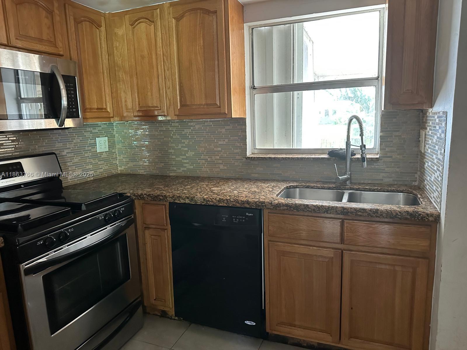 SNAPPER CREEK TOWNHOUSES - Residential