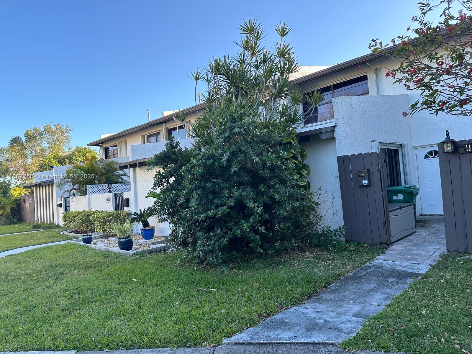 SNAPPER CREEK TOWNHOUSES - Residential