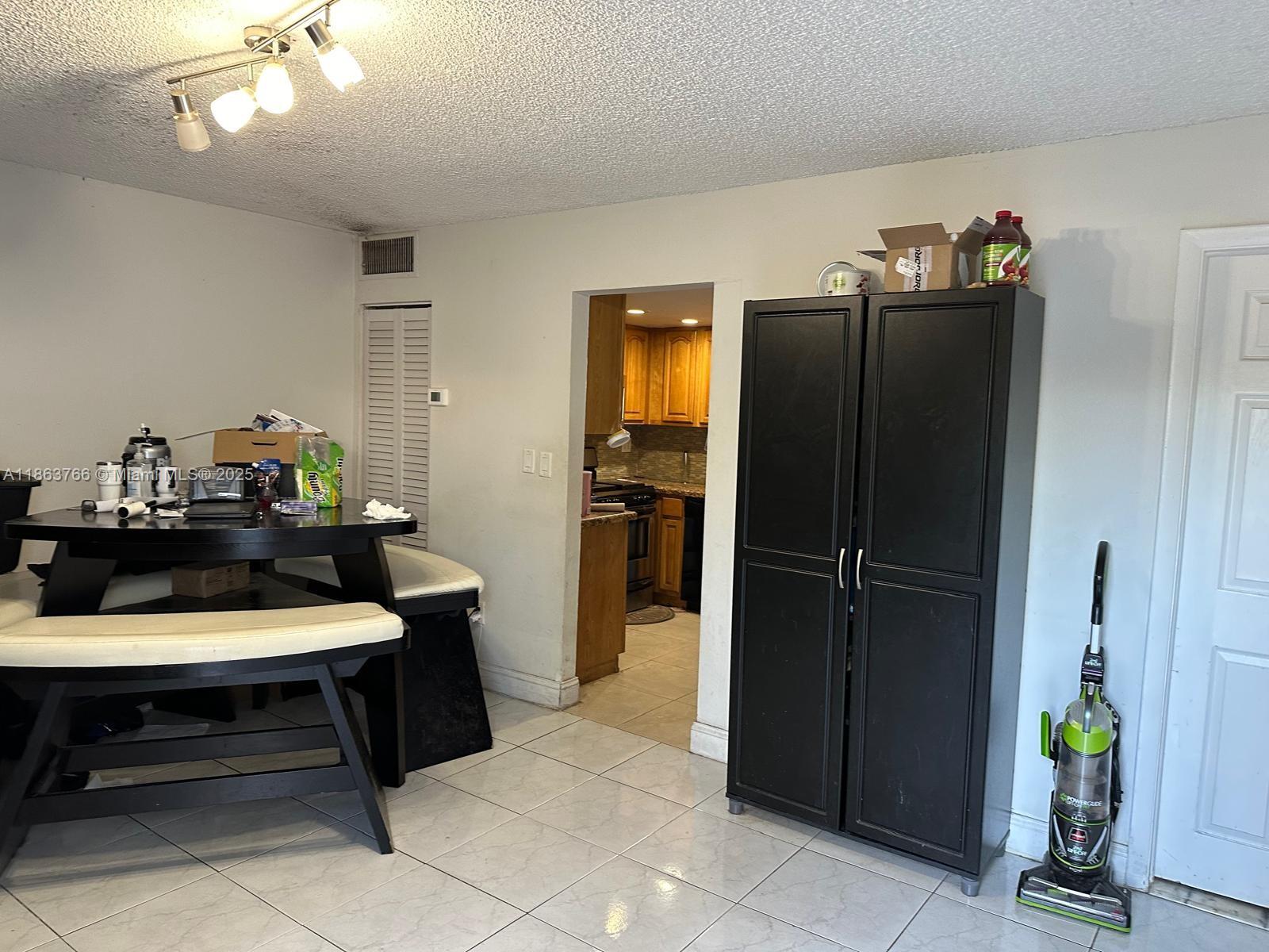 SNAPPER CREEK TOWNHOUSES - Residential