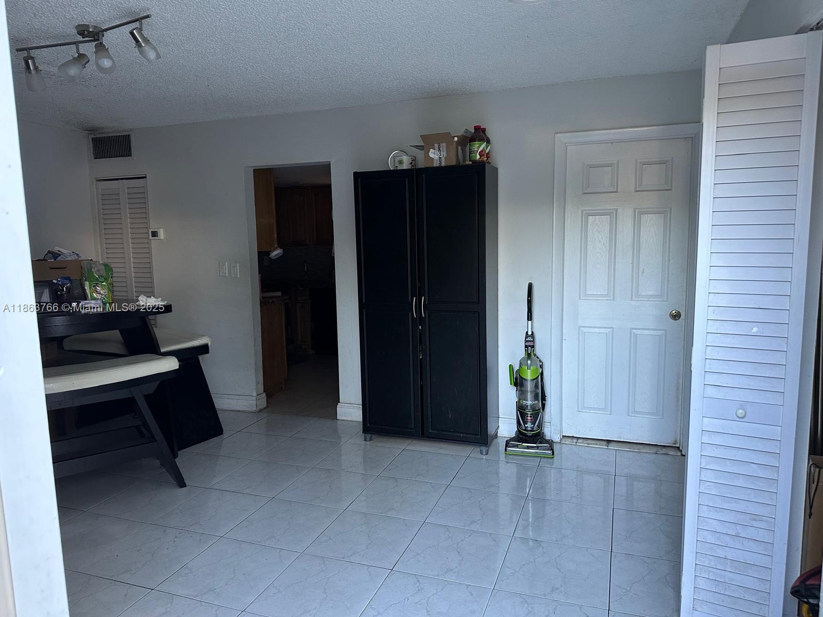 SNAPPER CREEK TOWNHOUSES - Residential