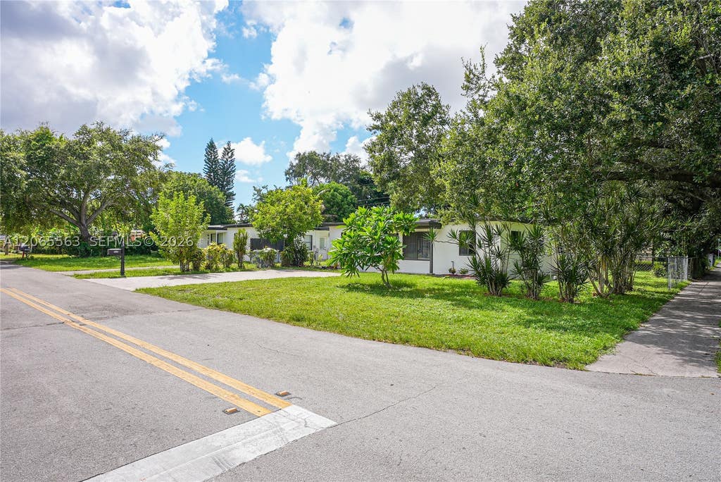 Photo of 6336 Garfield St, Hollywood, FL 33024 (MLS # A12065563)