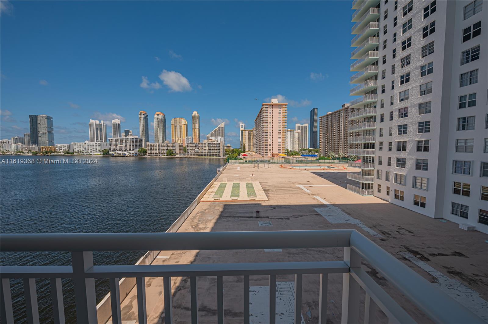 WINSTON TOWERS 500 CONDO - Residential