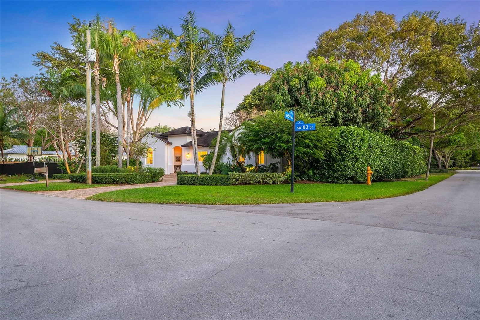 South Miami, Florida 33143, United States, 4 Bedrooms Bedrooms, ,4 BathroomsBathrooms,Residential,Active,92941