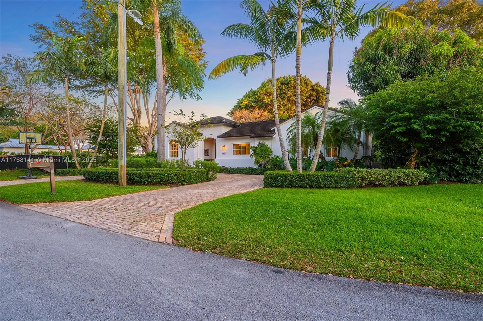 South Miami, Florida 33143, United States, 4 Bedrooms Bedrooms, ,4 BathroomsBathrooms,Residential,Active,92941