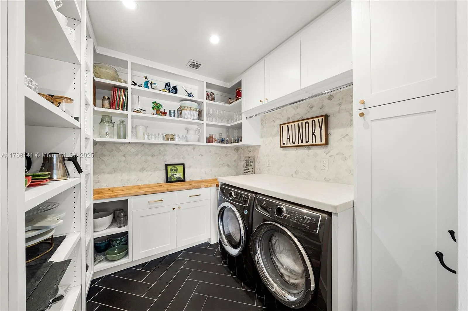 South Miami, Florida 33143, United States, 4 Bedrooms Bedrooms, ,4 BathroomsBathrooms,Residential,Active,92941