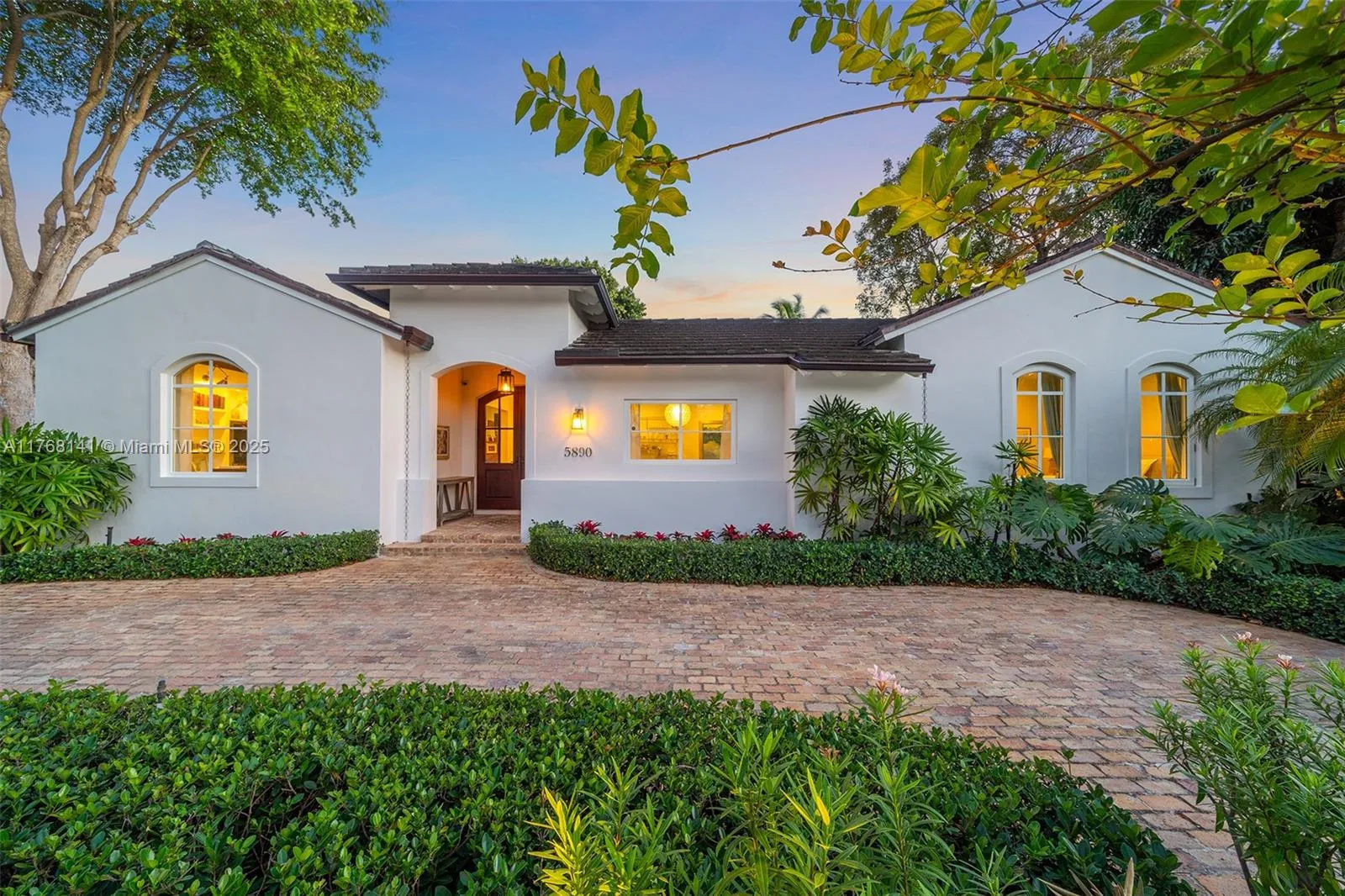 South Miami, Florida 33143, United States, 4 Bedrooms Bedrooms, ,4 BathroomsBathrooms,Residential,Active,92941