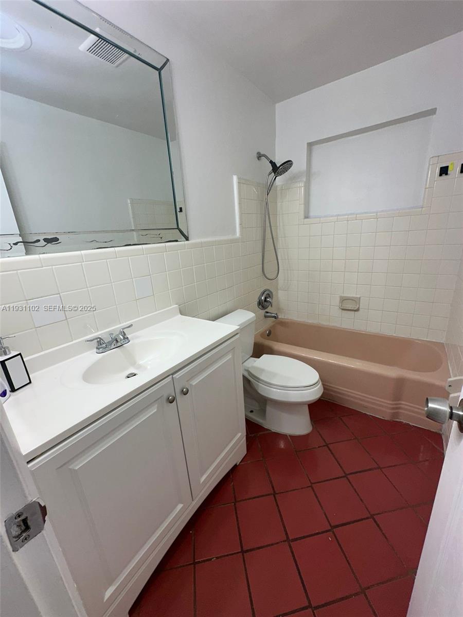 BERKELEY MANOR SEC 1 - Residential Lease